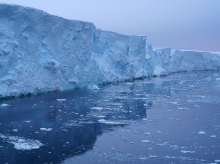 「終末の氷河」のはるか下を調査、壊滅的な海面上昇招く可能性　国際研究チーム