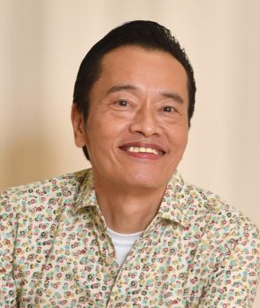 遠藤憲一、秋の味覚を手に“エンケンポーズ”「食材の後ろの笑顔がすてきです」