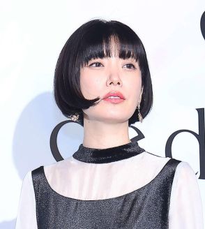 芥川賞作家“衝撃の美貌”と完璧美ボディーにネット驚嘆「なんでそんなに美人なんですか」