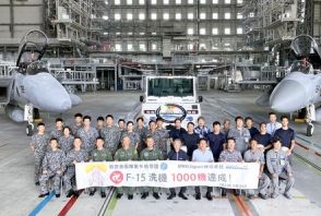 空自F15戦闘機の機体洗浄が千機達成　MROジャパン　那覇空港で記念セレモニー