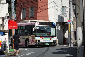 東京イチ狭いんじゃ…？ 住宅街をゆく驚愕の狭隘路線バス 家の軒先スレスレなルートこそが人気の理由？