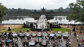 アンコールワット遺跡に高級車ずらり カンボジア