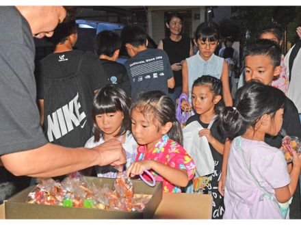 十五夜家まわりで交流　子どもら、お菓子もらう　奄美大島