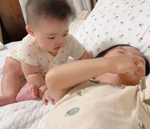 寝転がる2歳の兄と6ヶ月の妹　しかし直後、微笑ましいやりとりが…！？「かわいすぎる」「笑える」の声が集まる