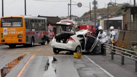 意識不明の22歳女性が死亡　路線バスと正面衝突の乗用車を運転　バスの乗客乗員19人が負傷　雨で路面湿潤の緩いカーブ　北海道函館市