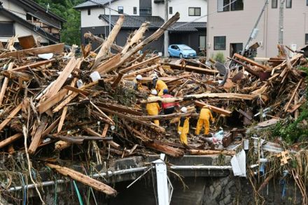 能登豪雨、懸命な捜索続く　現地の状況を空と地上から