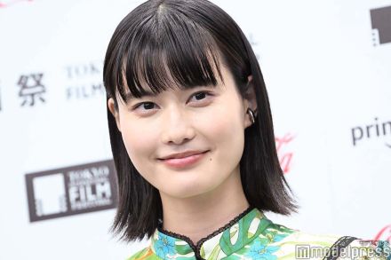 橋本愛、超ミニ丈で美ウエスト大胆披露 へそ出しルックに「腹筋すごい」「美の化身」と絶賛の声